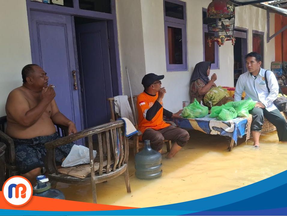 Ketua Baznas Sumenep, Ahmad Rahman, saat membagikan bantuan berupa makanan kepada warga yang terjebak banjir