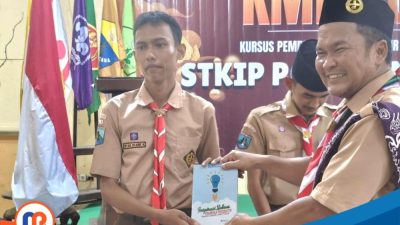 Ryan Syarif Hidayatullah bersama Pusdiklat Kwarcab Bangkalan saat menerima penghargaan