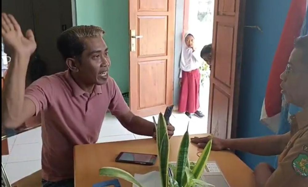 Seorang pria yang mengaku anggota LSM Bidik mengamuk di ruang guru Sekolah Dasar Negeri (SDN) Duko 1, Kecamatan Arjasa, Pulau Kangean, Sumenep