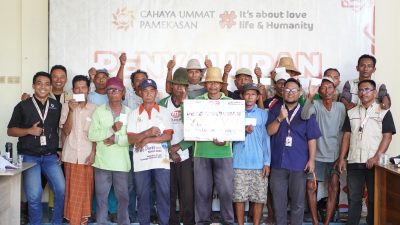 Pengurus Yayasan Cahaya Ummat Salurkan Zakat Mal ke masyarakat