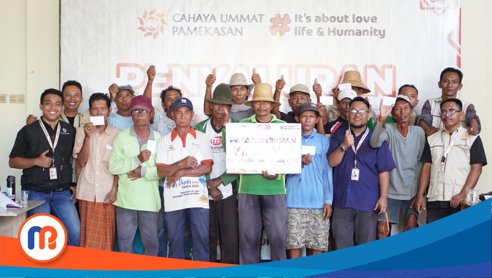 Pengurus Yayasan Cahaya Ummat Salurkan Zakat Mal ke masyarakat