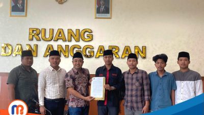 Peserta audiensi dari Himpunan Mahasiswa Bangkalan (Himaba) bersama ketua komisi A dan sekretaris saat mengabadikan momen penting