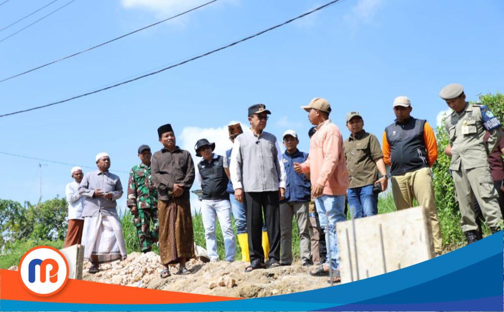 Bupati Pamekasan, Kholilurrahman, meninjau langsung lokasi tanah longsor