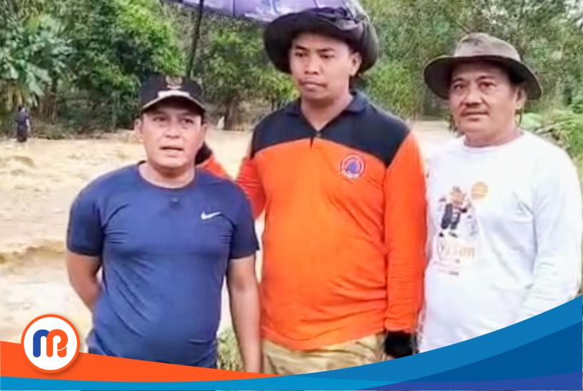 Wakil Bupati bersama dengan Plt Kepala Pelaksana BPBD Pamekasan dan Camat Pegantenan di titik lokasi pencarian korban