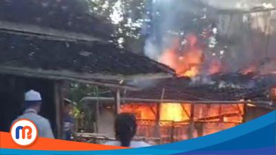 Nampak, rumah Musji (Korban Kebakaran) sedang dilalap si Jago Merah
