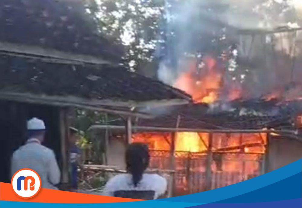 Nampak, rumah Musji (Korban Kebakaran) sedang dilalap si Jago Merah