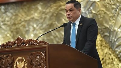 Anggota DPR RI Fraksi Partai NasDem, Charles Meikyansah, saat membacakan pandangan fraksinya dalam Rapat Paripurna di Gedung Nusantara II, Senayan, Jakarta, Selasa (27/05/2025)