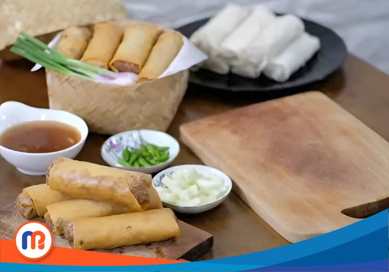 Tangkapan layar panganan atau camilan lumpia, kuliner yang kaya rasa. Camilan ini populer khas Semarang dan Ujung Pandang