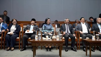 Menkeu dan para Wamenkeu beserta jajarannya hadir dalam Rapat Paripurna DPR RI ke-19 Masa Persidangan III Tahun Sidang 2024-2025, dalam agenda Penyampaian Pandangan Fraksi atas Kerangka Ekonomi Makro dan Pokok-Pokok Kebijakan Fiskal (KEM PPKF) RAPBN Tahun Anggaran 2026, Selasa (27/05/2025), di Ruang Rapat DPR RI Jakarta