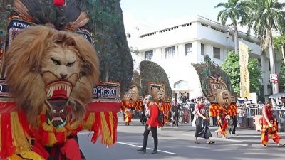 Parade Surabaya Vaganza yang digelar pada Minggu (25/05/2025) kemarin, menjadi puncak perayaan Hari Jadi Kota Surabaya (HJKS). Parade yang mengusung tema "The Magical of Folktales" berhasil memikat warga Surabaya dan wisatawan lokal dan mancanegara