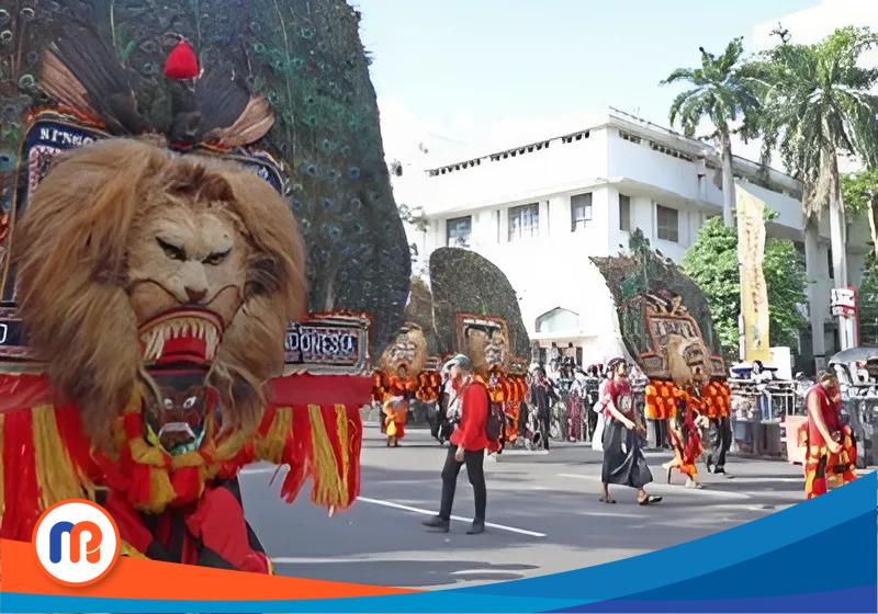 Parade Surabaya Vaganza yang digelar pada Minggu (25/05/2025) kemarin, menjadi puncak perayaan Hari Jadi Kota Surabaya (HJKS). Parade yang mengusung tema "The Magical of Folktales" berhasil memikat warga Surabaya dan wisatawan lokal dan mancanegara