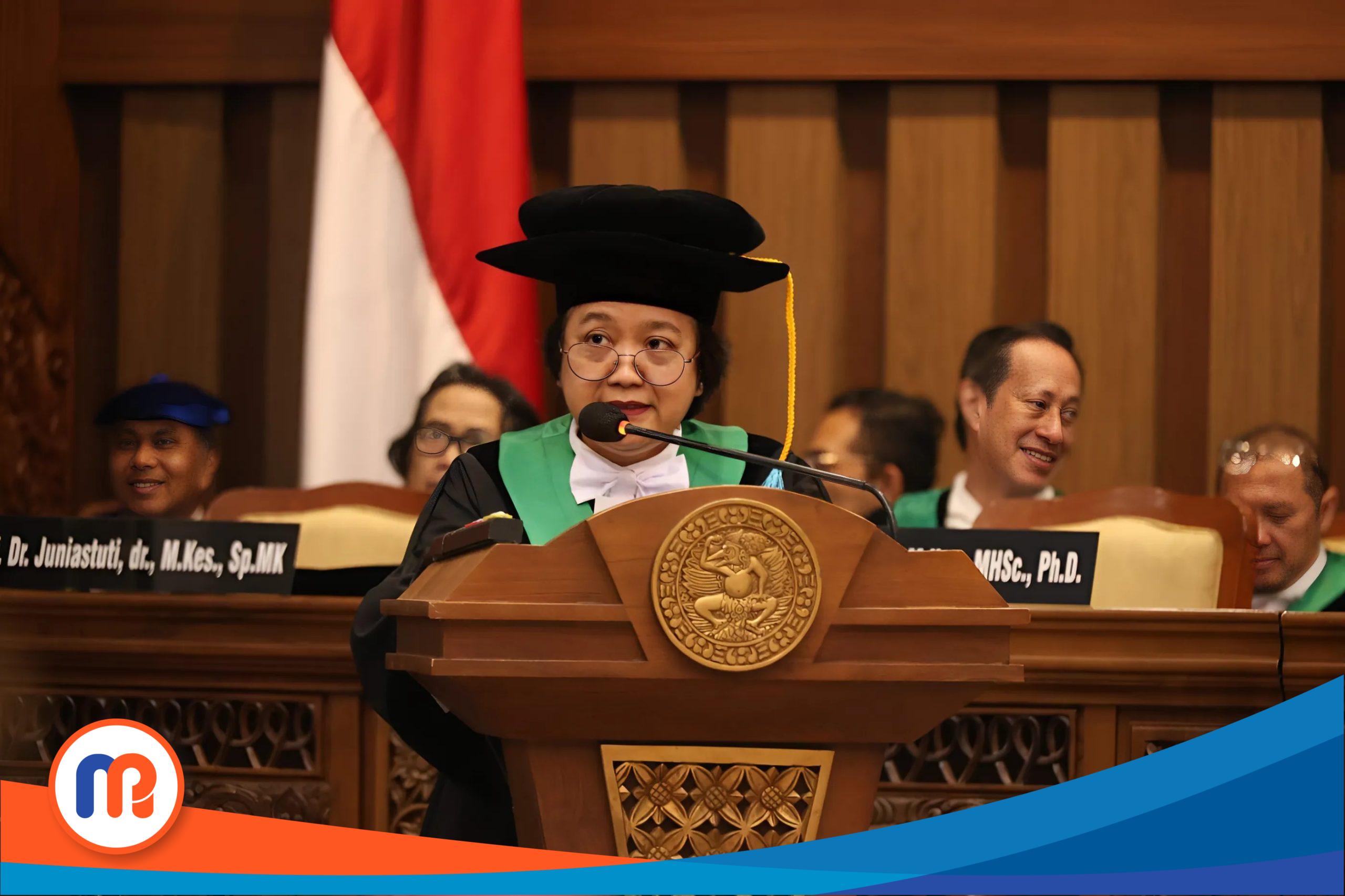Prof Linda Dewanti dr MKes MHSc PhD saat menyampaikan orasi ilmiahnya pada Kamis (22/05/2025) di Aula Garuda Mukti, Kampus MERR-C UNAIR