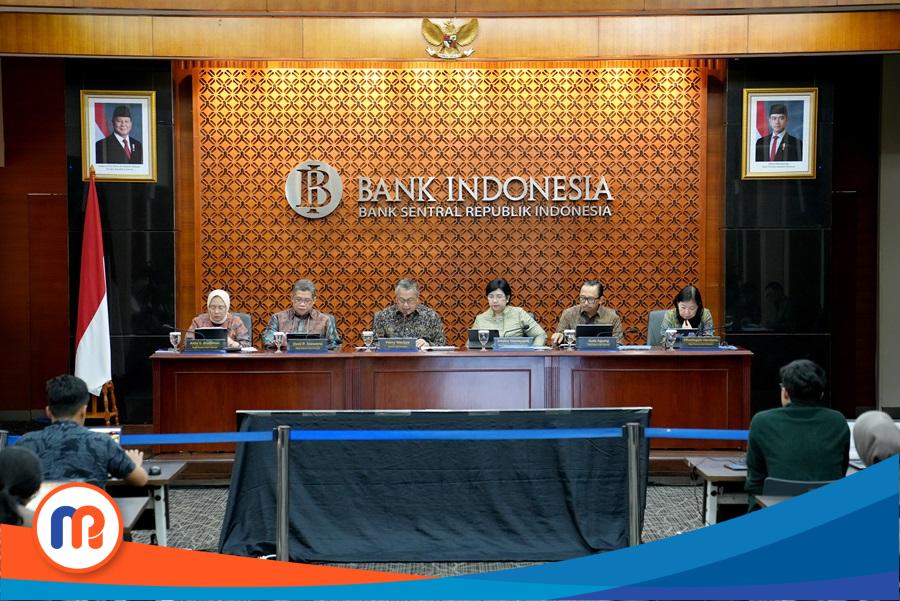 Rapat Dewan Gubernur (RDG) Bank Indonesia (BI) pada 20-21 Mei 2025 memutuskan untuk menurunkan BI Rate sebesar 25 bps menjadi 5,50 persen, suku bunga Deposit Facility sebesar 25 bps menjadi 4,75 persen, dan suku bunga Lending Facility sebesar 25 bps menjadi 6,25 persen