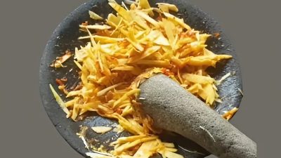 Sambal pencit khas Madura adalah salah satu varian sambal yang memiliki cita rasa pedas serta asam dan manis. Cita rasa tersebut berpadu dalam sambal sederhana, namun penuh kejutan