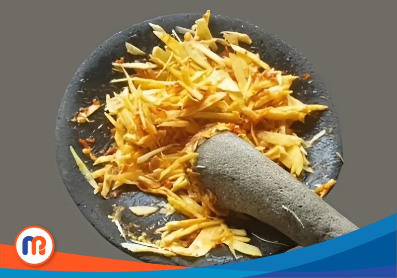 Sambal pencit khas Madura adalah salah satu varian sambal yang memiliki cita rasa pedas serta asam dan manis. Cita rasa tersebut berpadu dalam sambal sederhana, namun penuh kejutan