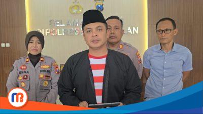 Kapolres Bangkalan, AKBP Hendro Sukmono, S.H., S.I.K., M.I.K., didampingi Kasi Humas, dan Kasat Reskrim Polres Bangkalan saat memberikan klarifikasi terkait ricuhnya aksi demonstrasi mahasiswa kepada sejumlah media