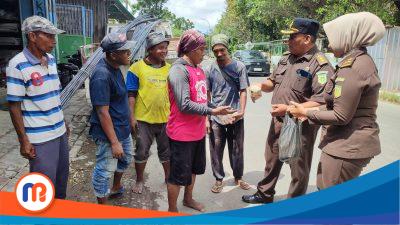 Pelaksana Harian (Plh) Kepala Seksi Intelijen Kejari Pamekasan, Ahmad Iriyanto Sudaryono, S.H., bersama tim memberikan bantuan kepada tukang becak, tukang sampah dan tukang bangunan