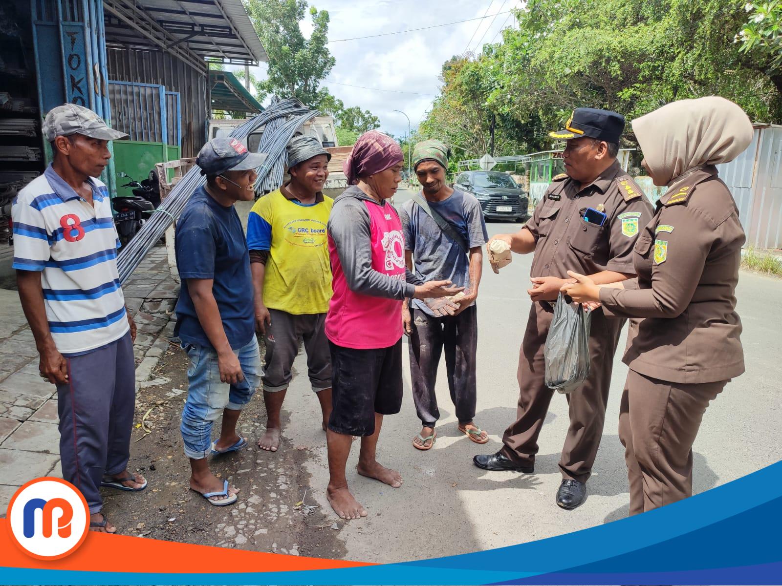 Pelaksana Harian (Plh) Kepala Seksi Intelijen Kejari Pamekasan, Ahmad Iriyanto Sudaryono, S.H., bersama tim memberikan bantuan kepada tukang becak, tukang sampah dan tukang bangunan