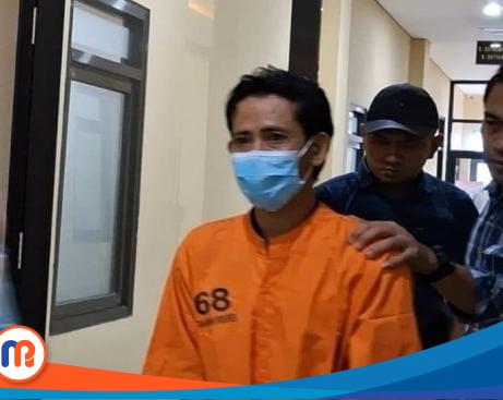 Bambang Eko Iswanto, anggota DPRD Kabupaten Sumenep memakai baju orange digelandang petugas usai konferensi pers di Mapolres Sumenep pada beberapa waktu lalu