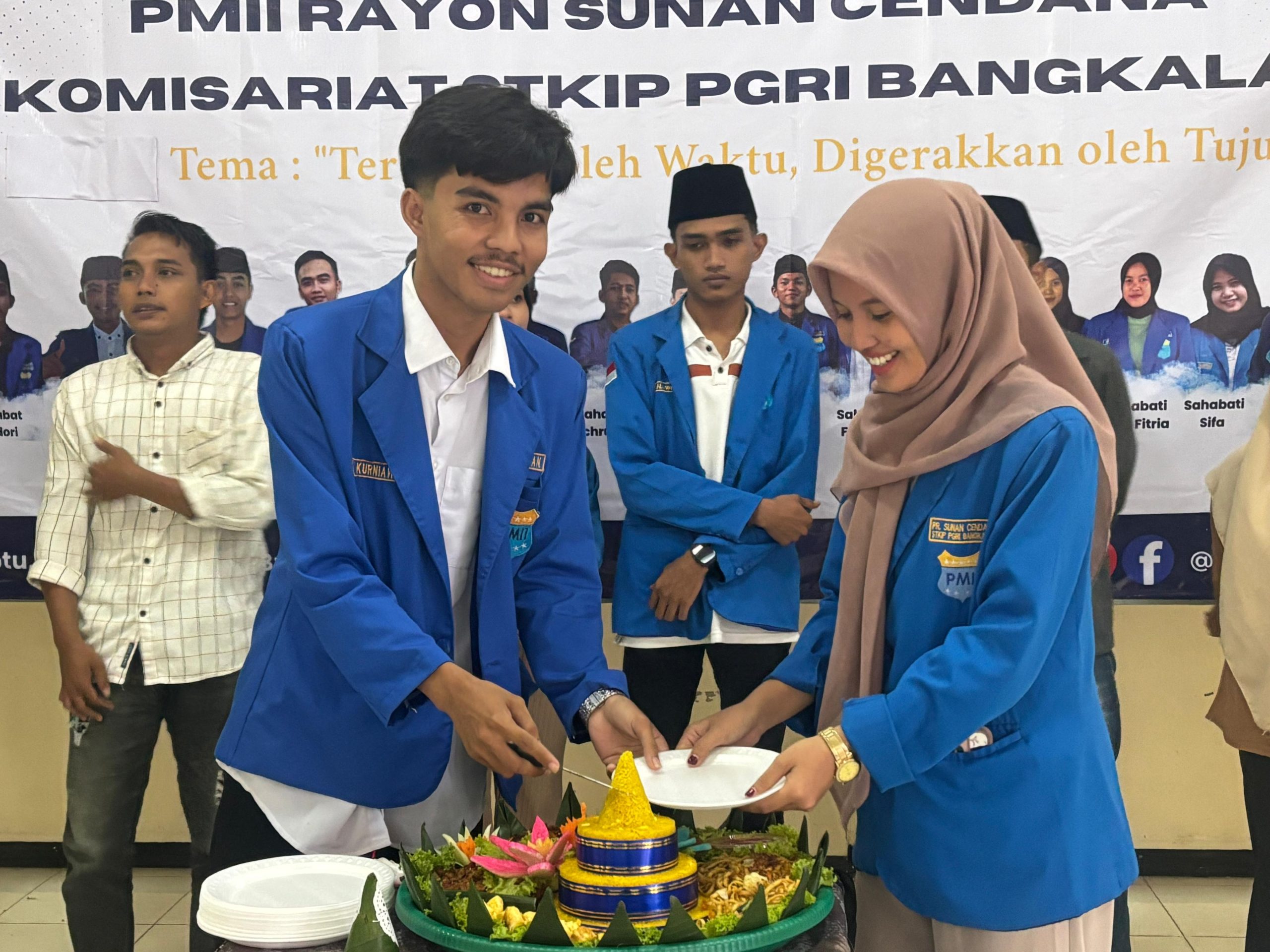 Pemotongan tumpeng dalam rangka peringatan harlah PMII Rayon Sunan Cendana