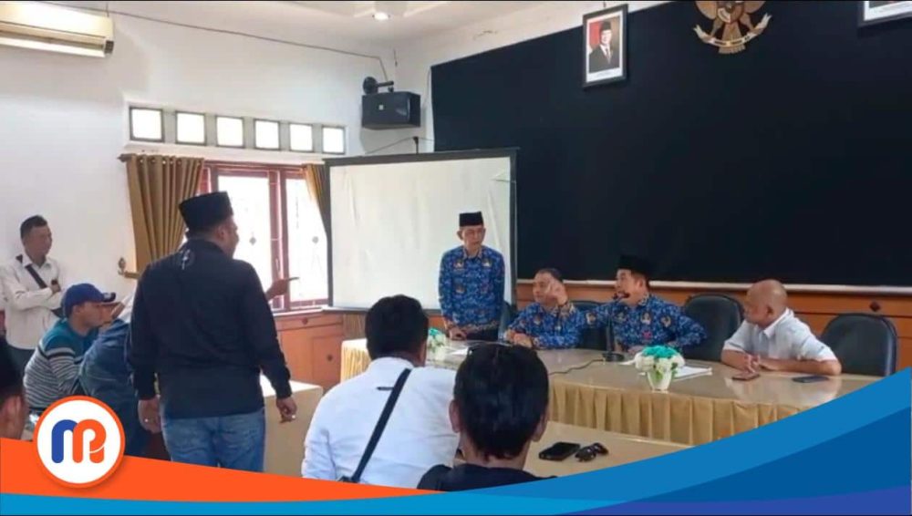 Suasana audensi sempat mencekam di DPMD Sampang