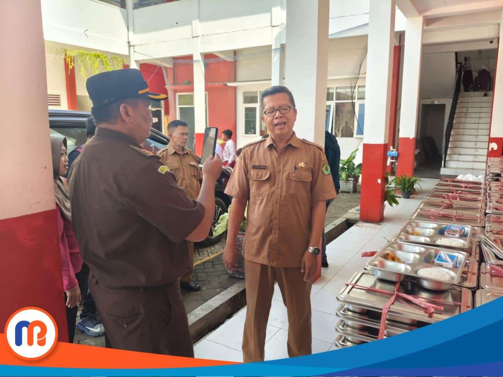 Pelaksana Harian (Plh) Kepala Seksi Intelijen Kejari Pamekasan, Ahmad Iriyanto Sudaryono, S.H., bersam tim Monitoring Program MBG di SDN Barkot 1