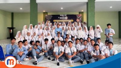 Peserta didik SMAN 1 Ketapang berphoto bersama pemateri setelah mengikuti diklat dasar jurnalistik