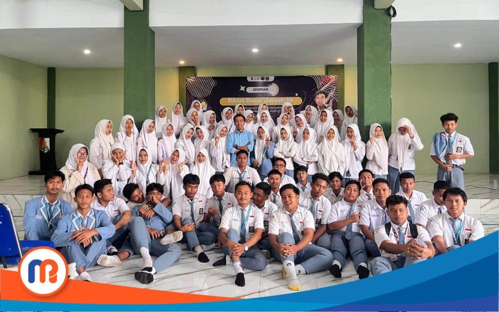 Peserta didik SMAN 1 Ketapang berphoto bersama pemateri setelah mengikuti diklat dasar jurnalistik