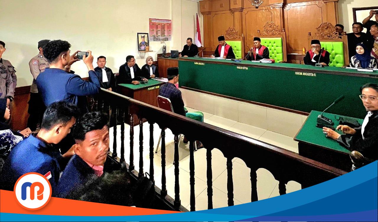 Sidang kasus pembunuhan Een Jumiati berlangsung di ruang sidang utama Pengadilan Negeri (PN) Bangkalan, yang dihadiri puluhan mahasiswa, Kamis, (22/05/2025)