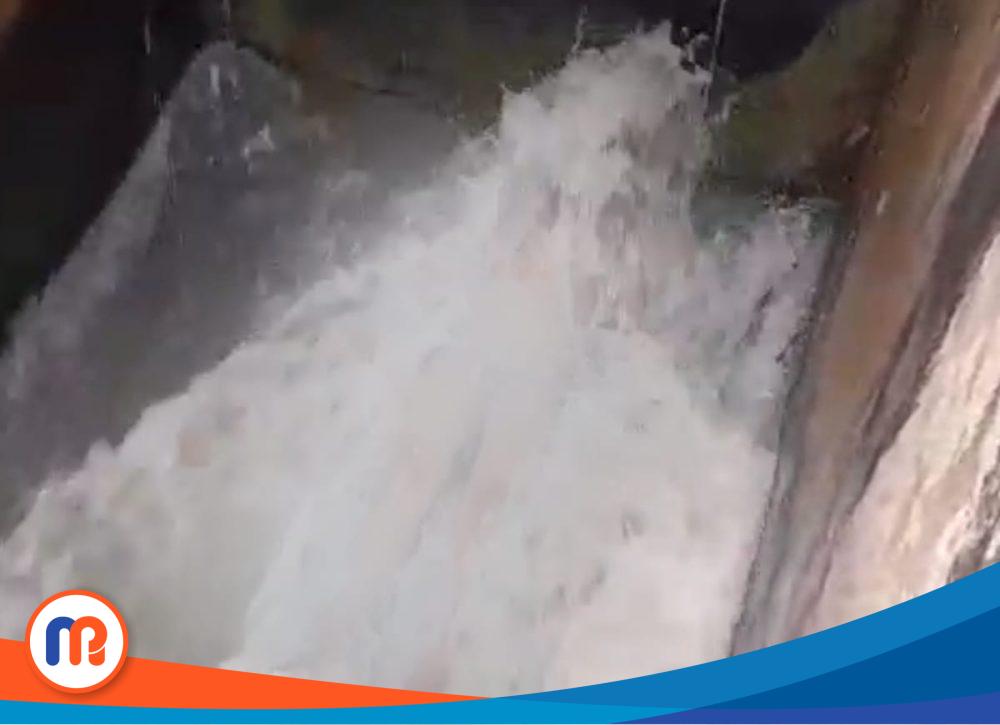 Tangkapan layer video milik warga yang menampilkan seorang bocah laki-laki saat terjepit di saluran air