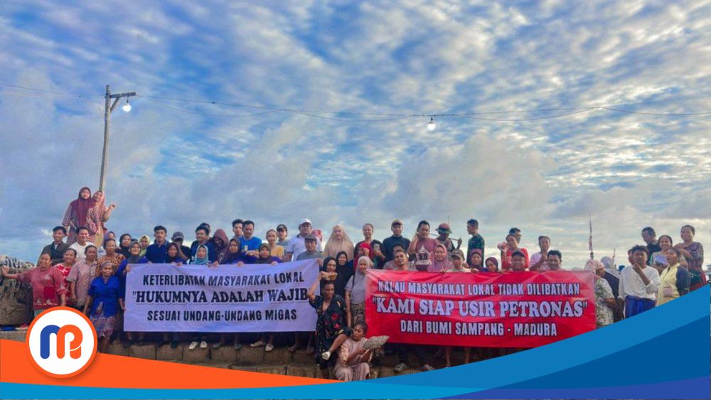 Warga Sampang Pantura bentangkan spanduk di pinggir laut Ketapang, usir Petronas