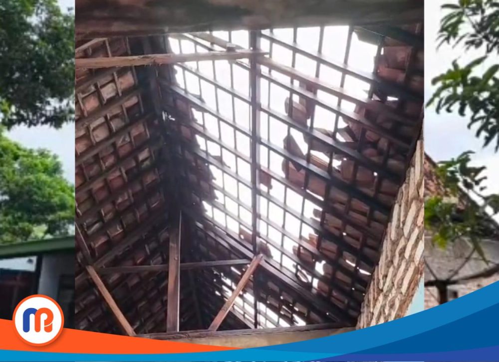 Rumah milik Juhari di Dusun Oro, Desa Morbatoh, rusak parah karena angin kencang