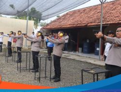 Tingkatkan Keterampilan, Puluhan Personel Polres Pamekasan Jalani Latihan Menembak