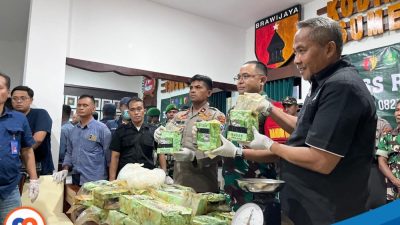 Potret 35 paket plastik, sebagian tersegel rapi, dua di antaranya sudah terbuka saat ditunjukkan dalam konferensi pers di Aula Kodim Sumenep