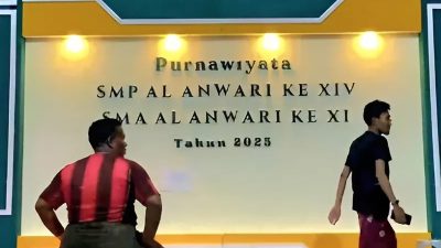 Panggung megah wisuda yang akan digelar SMA dan SMP Al-Anwari, Tanah Merah, Bangkalan