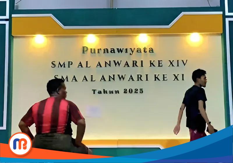 Panggung megah wisuda yang akan digelar SMA dan SMP Al-Anwari, Tanah Merah, Bangkalan