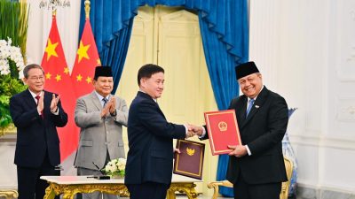 Penandatangan penguatan Nota Kesepahaman penggunaan mata uang lokal. Penandatangan ini disaksikan langsung oleh Presiden Prabowo Subianto dan Perdana Menteri Tiongkok, Li Qiang