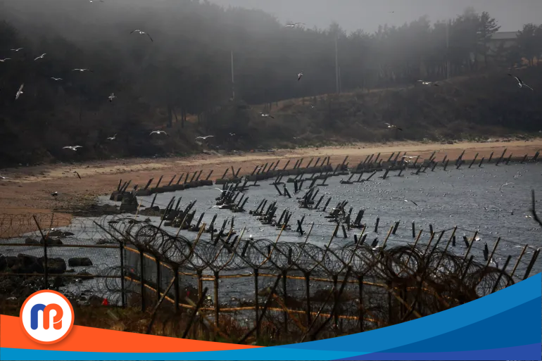 Paku anti pendaratan yang dipasang oleh militer Korea Selatan terlihat saat air surut di pantai Pulau Baengnyeong yang terletak di sisi Korea Selatan dari Garis Batas Utara (NLL) di Laut Kuning, seperti yang terlihat pada tahun 2014.