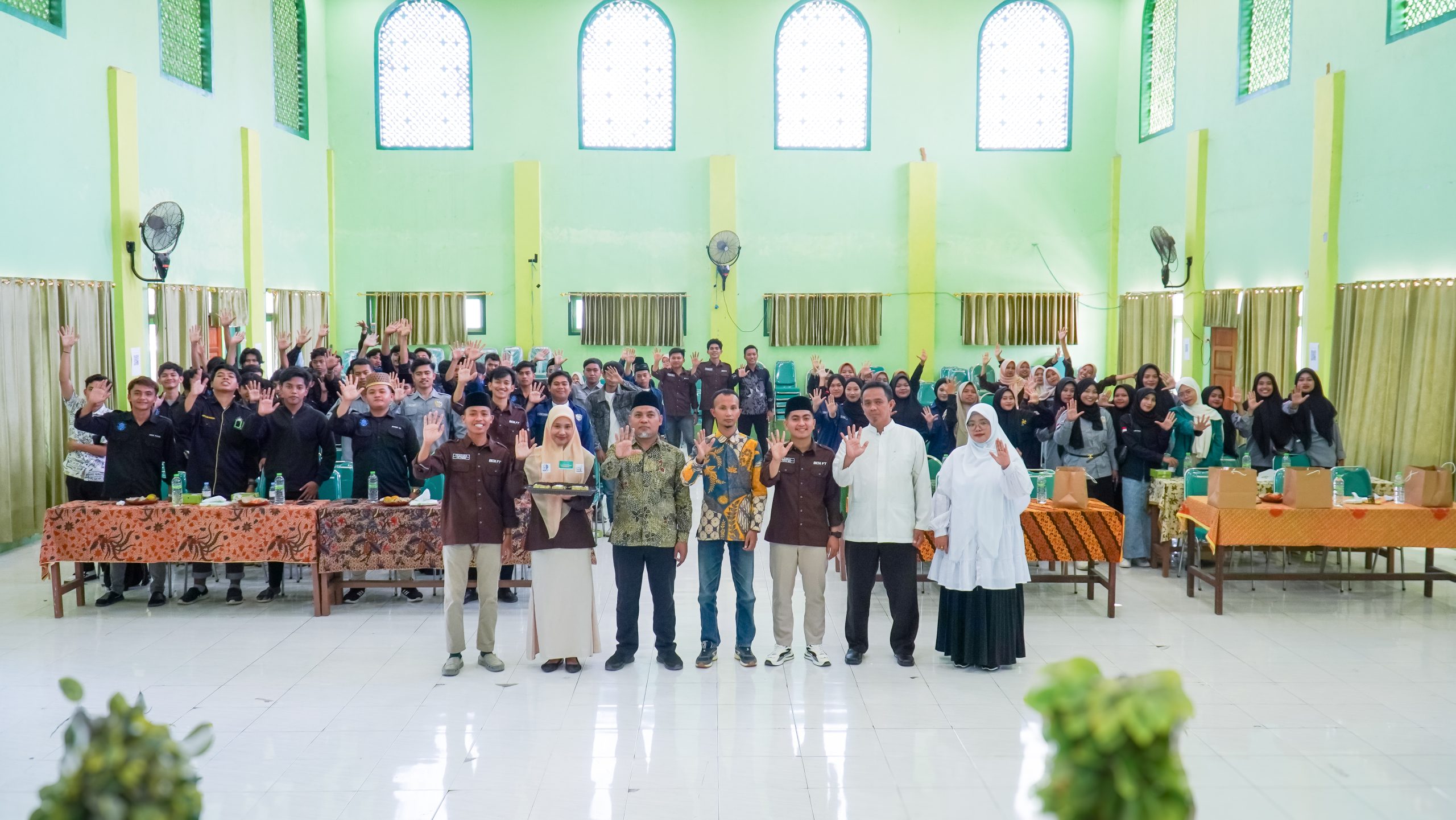 Badan Eksekutif Mahasiswa (BEM) Fakultas Teknik Universitas Islam Madura (UIM) bersama Dekan Fakultas Teknik, para dosen, mahasiswa, serta pelajar dari SMA/SMK/MA se-Madura