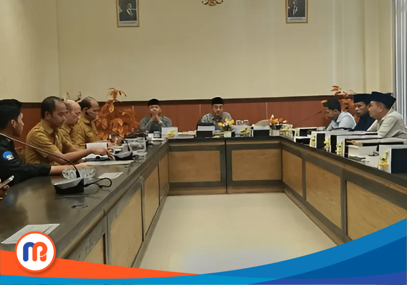 Pengurus dan anggota Himpunan Mahasiswa Bangkalan (HIMABA) menemui secara resmi (audiensi) Komisi I DPRD Bangkalan untuk menyampaikan keluhan terkait buruknya layanan Dinas Kependudukan dan Pencatatan Sipil (Dispenduk Capil).