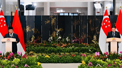 Presiden Republik Indonesia Prabowo Subianto dan Perdana Menteri Singapura Lawrence Wong saat konferensi pers bersama, usai pertemuan Leaders’ Retreat yang digelar di Parliament House, Singapura, pada Senin (16/06/2025).