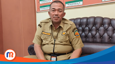 Achmad Siddik, pejabat pelaksana tugas (Plt) Kepala Dinas Koperasi, Usaha Mikro dan Perdagangan (Diskopumdag) Bangkalan, saya berbincang dengan jurnalis Madurapers di ruang kerjanya, Selasa (17/06/2025).