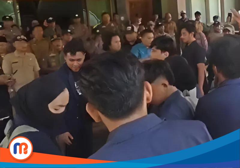 BEM UTM mempermasalahkan persoalan sampah, begal (kriminalitas), dan pengangguran dalam aksi evaluasi 100 Hari Kinerja Bupati-Wakil Bupati Bangkalan di halaman Kantor Pemkab Bangkalan, Selasa (03/06/2025)