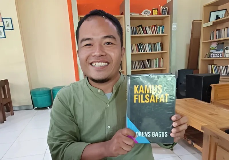 Ahmad Wahyudin, atau Wahyudin panggilan akrabnya, adalah kandidat Doktor Ilmu Manajemen di Universitas Negeri Malang (UM), yang juga seorang dosen salah satu universitas swasta di Kabupaten Sempang, Madura, Jawa Timur