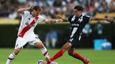 Duel antarpemain CA River Plate vs CF Monterrey. Hasil pertandingan berakhir 0-0, yang membuat River Plate, tim asal Argentina, gagal tembus babak 16 besar dalam Piala Dunia Antarklub 2025.