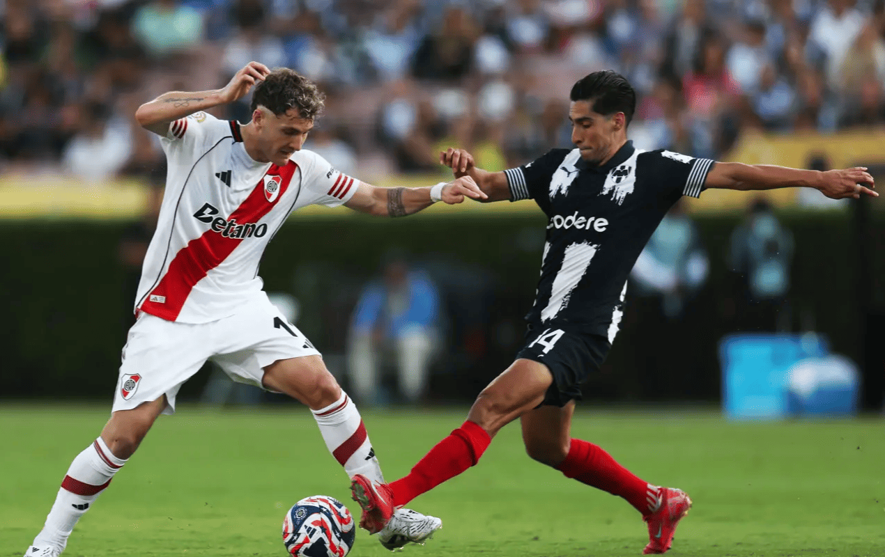 Duel antarpemain CA River Plate vs CF Monterrey. Hasil pertandingan berakhir 0-0, yang membuat River Plate, tim asal Argentina, gagal tembus babak 16 besar dalam Piala Dunia Antarklub 2025.