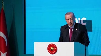 Presiden Turki Recep Tayyip Erdogan berpidato di pertemuan Organisasi Kerja Sama Islam (OKI) di Istanbul, Turki, pada 21 Juni 2025.