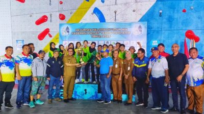 Atlet dan ofisial Federasi Panjat Tebing Indonesia (FPTI) Jawa Timur berpose bersama seusai sukses mempertahankan gelar juara umum dalam Kejuaraan Nasional Panjat Tebing Kelompok Umur (KU) XIX tahun 2025 di Tangerang, Banten.