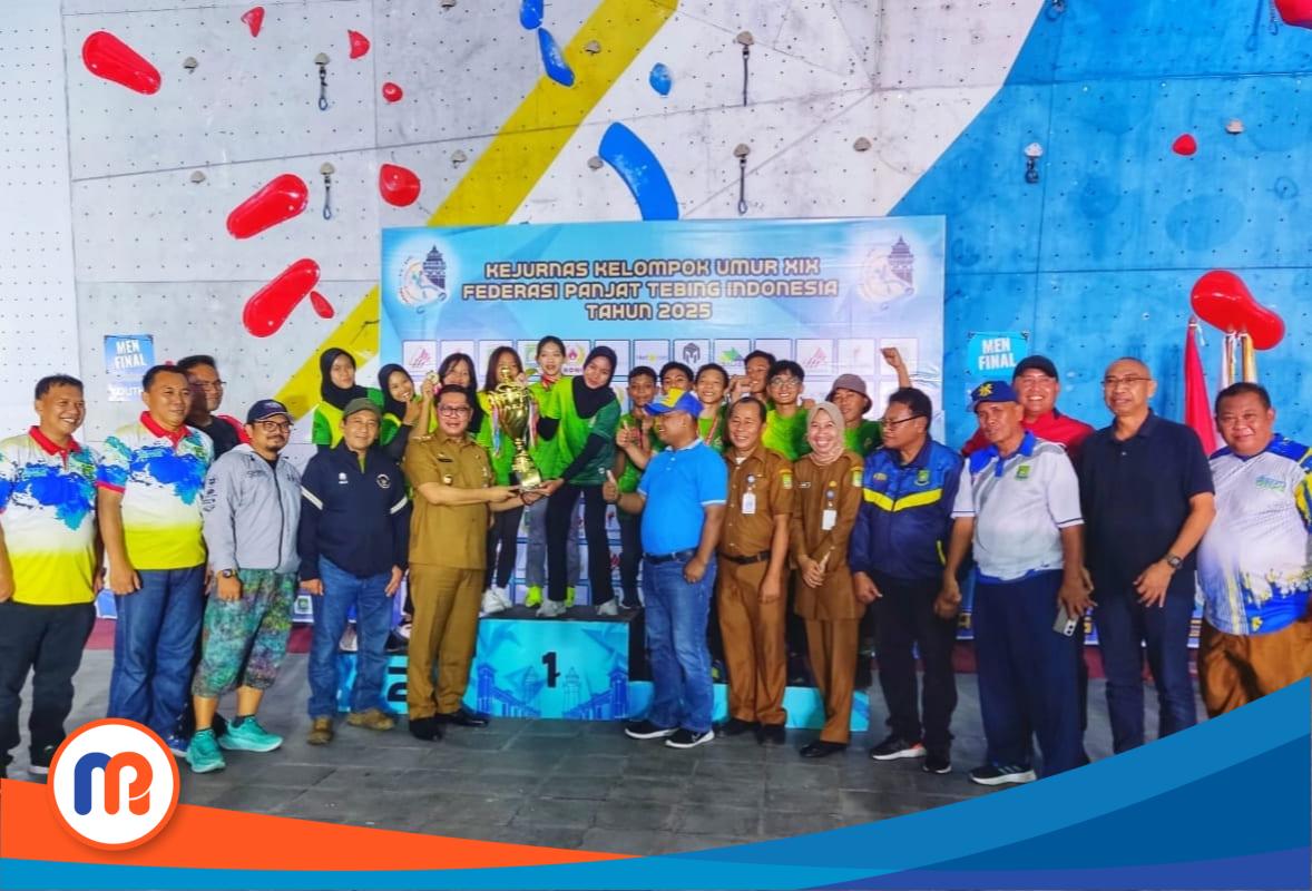 Atlet dan ofisial Federasi Panjat Tebing Indonesia (FPTI) Jawa Timur berpose bersama seusai sukses mempertahankan gelar juara umum dalam Kejuaraan Nasional Panjat Tebing Kelompok Umur (KU) XIX tahun 2025 di Tangerang, Banten.