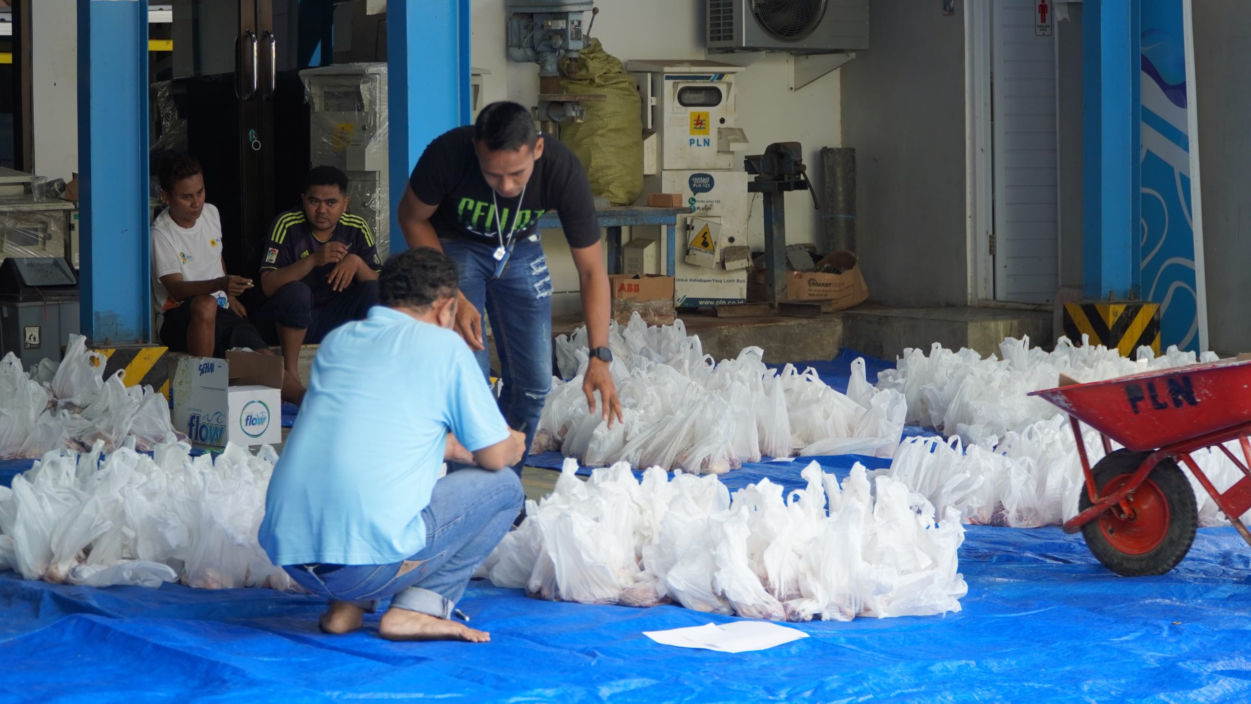 Ribuan Paket Daging Kurban siap dibagikan oleh PT PLN (Persero) Unit Pelaksana Pelayanan Pelanggan (UP3) Madura